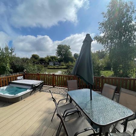 Luxury Lakeside Lodge L1 With Hot Tub Situated At Tattershall Lakes Country Park 외부 사진