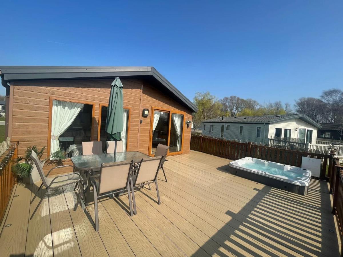 Luxury Lakeside Lodge L1 With Hot Tub Situated At Tattershall Lakes Country Park 외부 사진