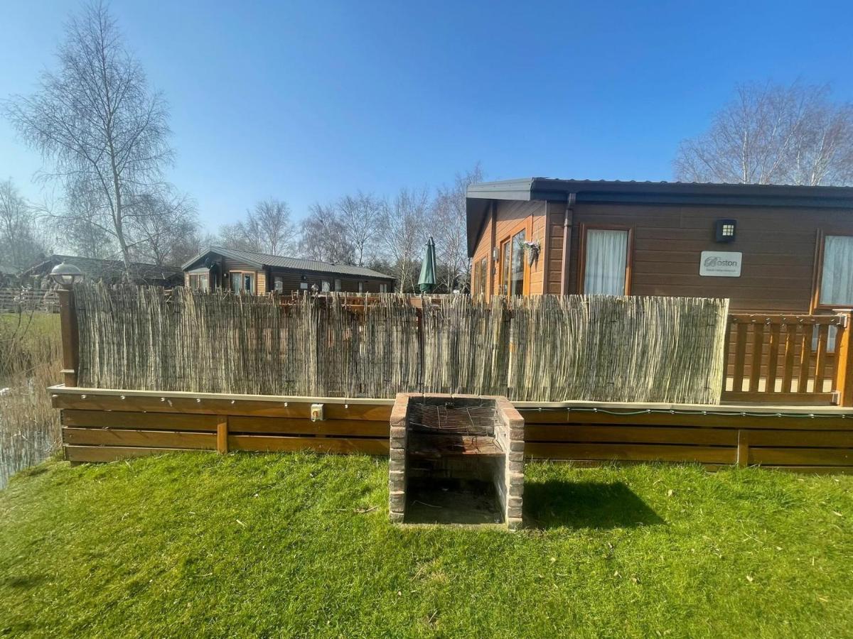Luxury Lakeside Lodge L1 With Hot Tub Situated At Tattershall Lakes Country Park 외부 사진