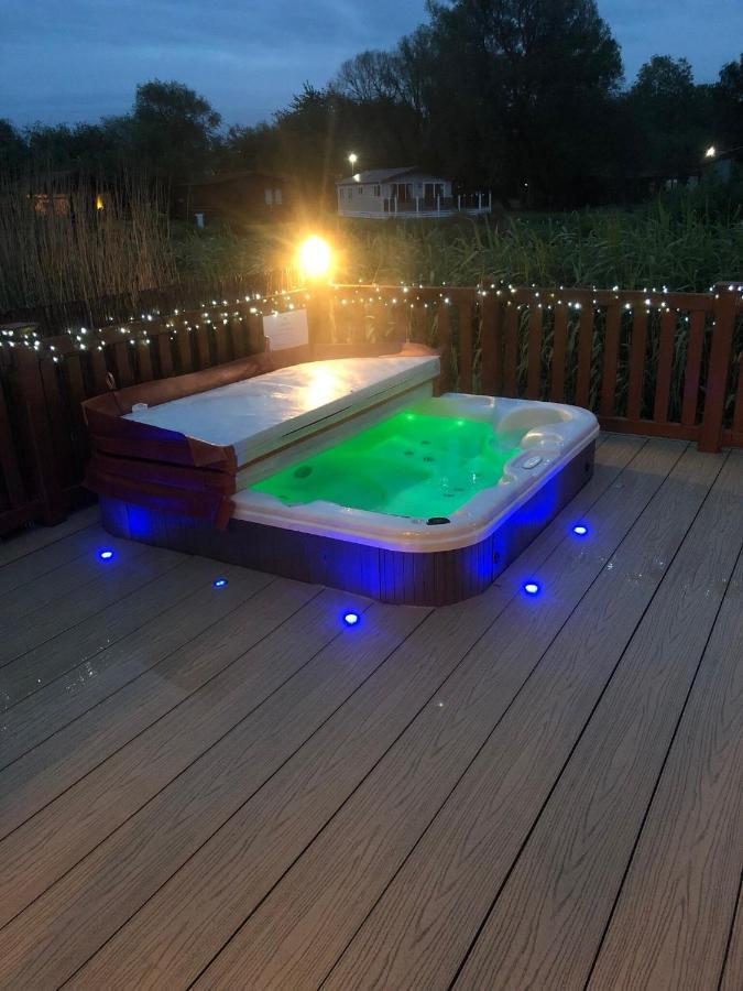Luxury Lakeside Lodge L1 With Hot Tub Situated At Tattershall Lakes Country Park 외부 사진