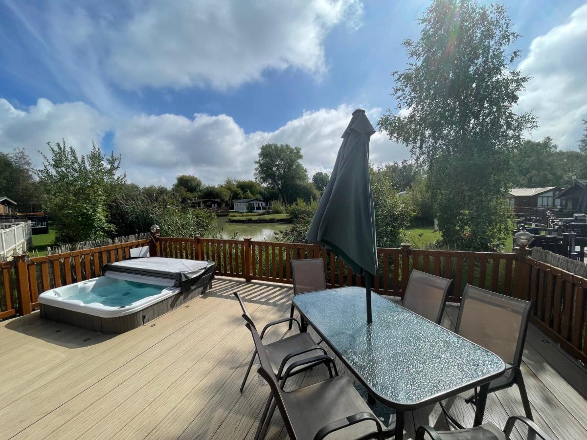 Luxury Lakeside Lodge L1 With Hot Tub Situated At Tattershall Lakes Country Park 외부 사진