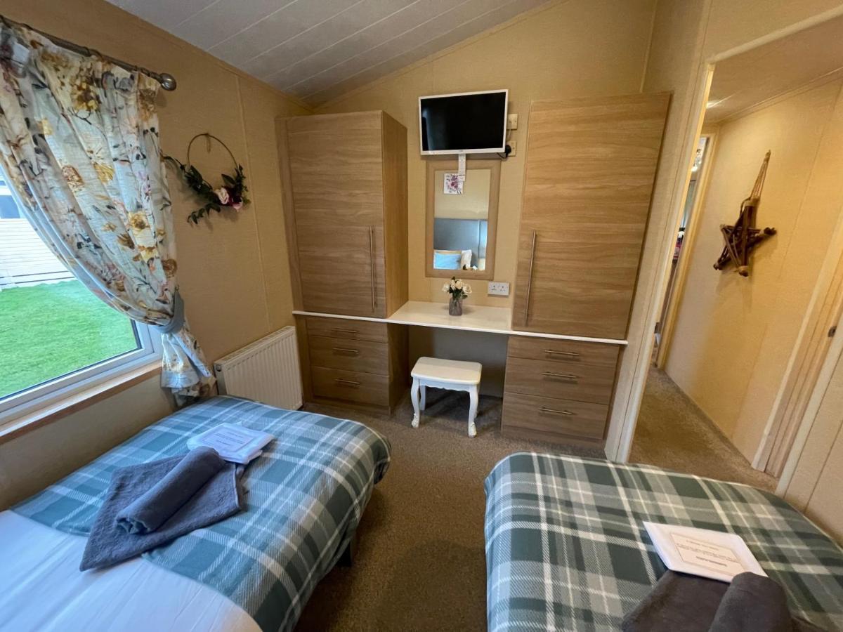 Luxury Lakeside Lodge L1 With Hot Tub Situated At Tattershall Lakes Country Park 외부 사진