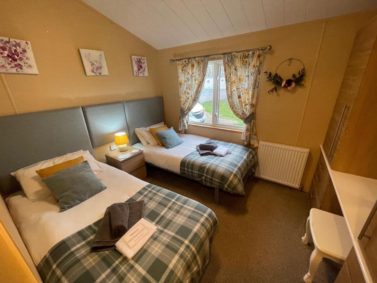 Luxury Lakeside Lodge L1 With Hot Tub Situated At Tattershall Lakes Country Park 외부 사진
