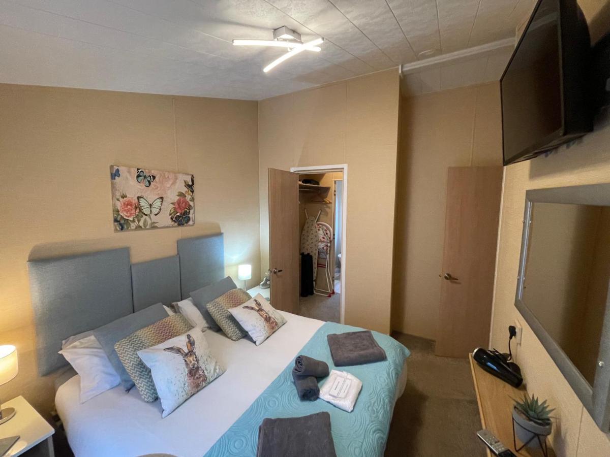 Luxury Lakeside Lodge L1 With Hot Tub Situated At Tattershall Lakes Country Park 외부 사진