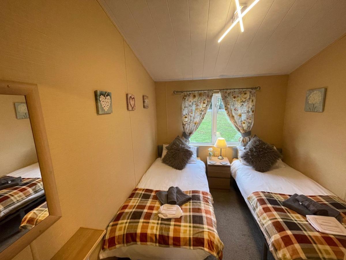 Luxury Lakeside Lodge L1 With Hot Tub Situated At Tattershall Lakes Country Park 외부 사진