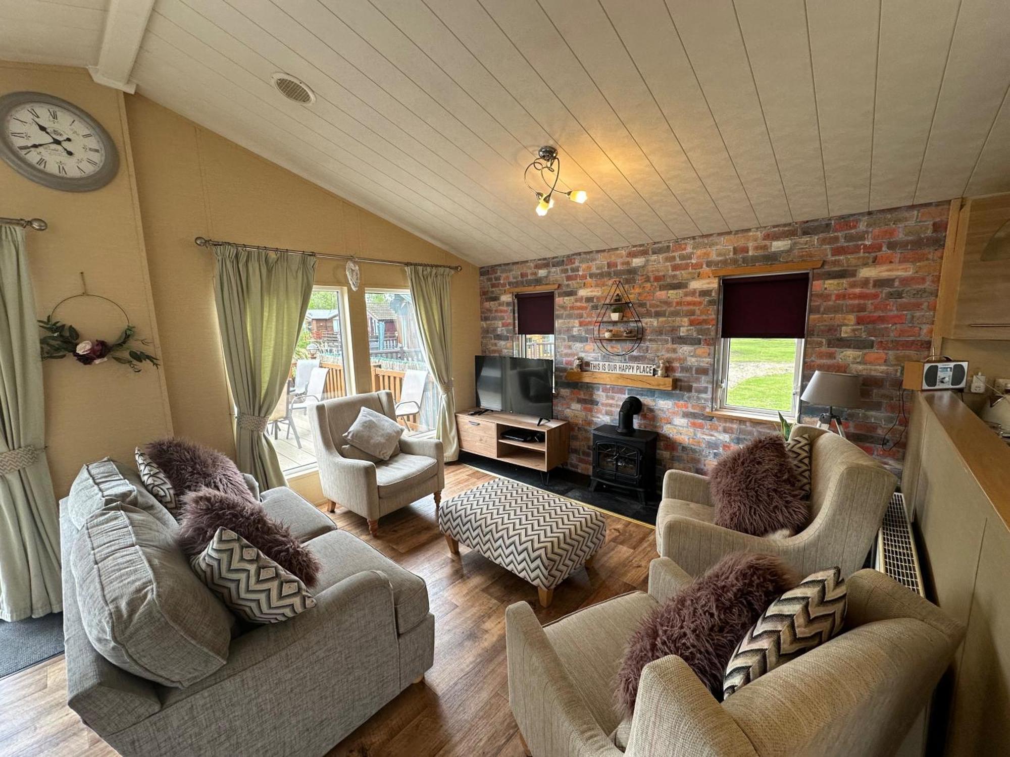 Luxury Lakeside Lodge L1 With Hot Tub Situated At Tattershall Lakes Country Park 외부 사진