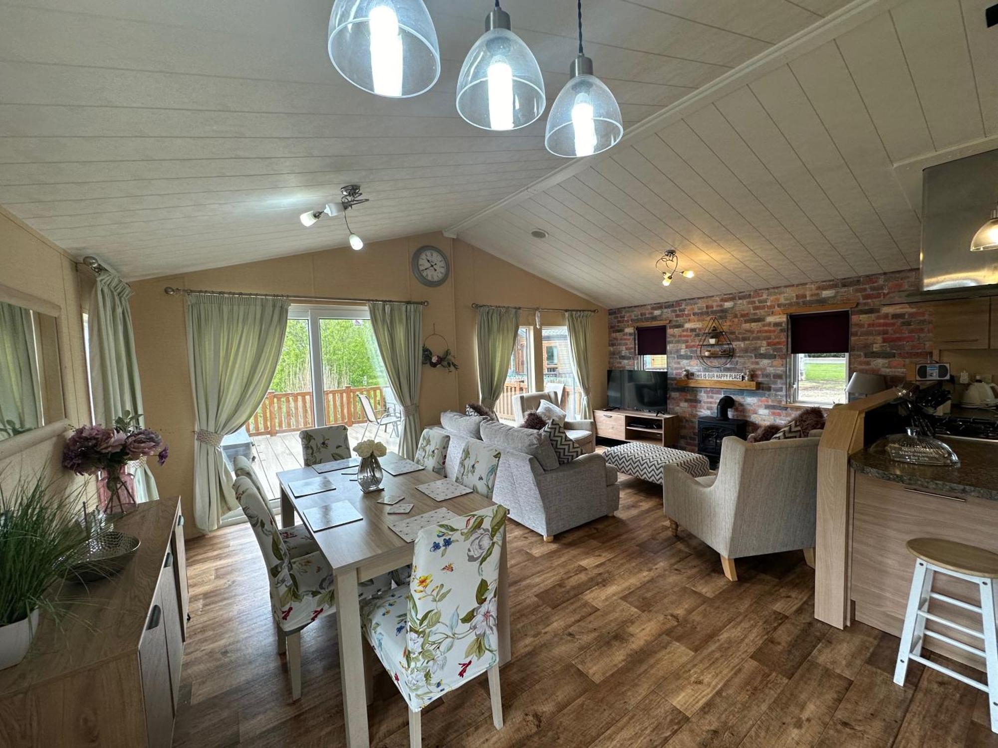 Luxury Lakeside Lodge L1 With Hot Tub Situated At Tattershall Lakes Country Park 외부 사진