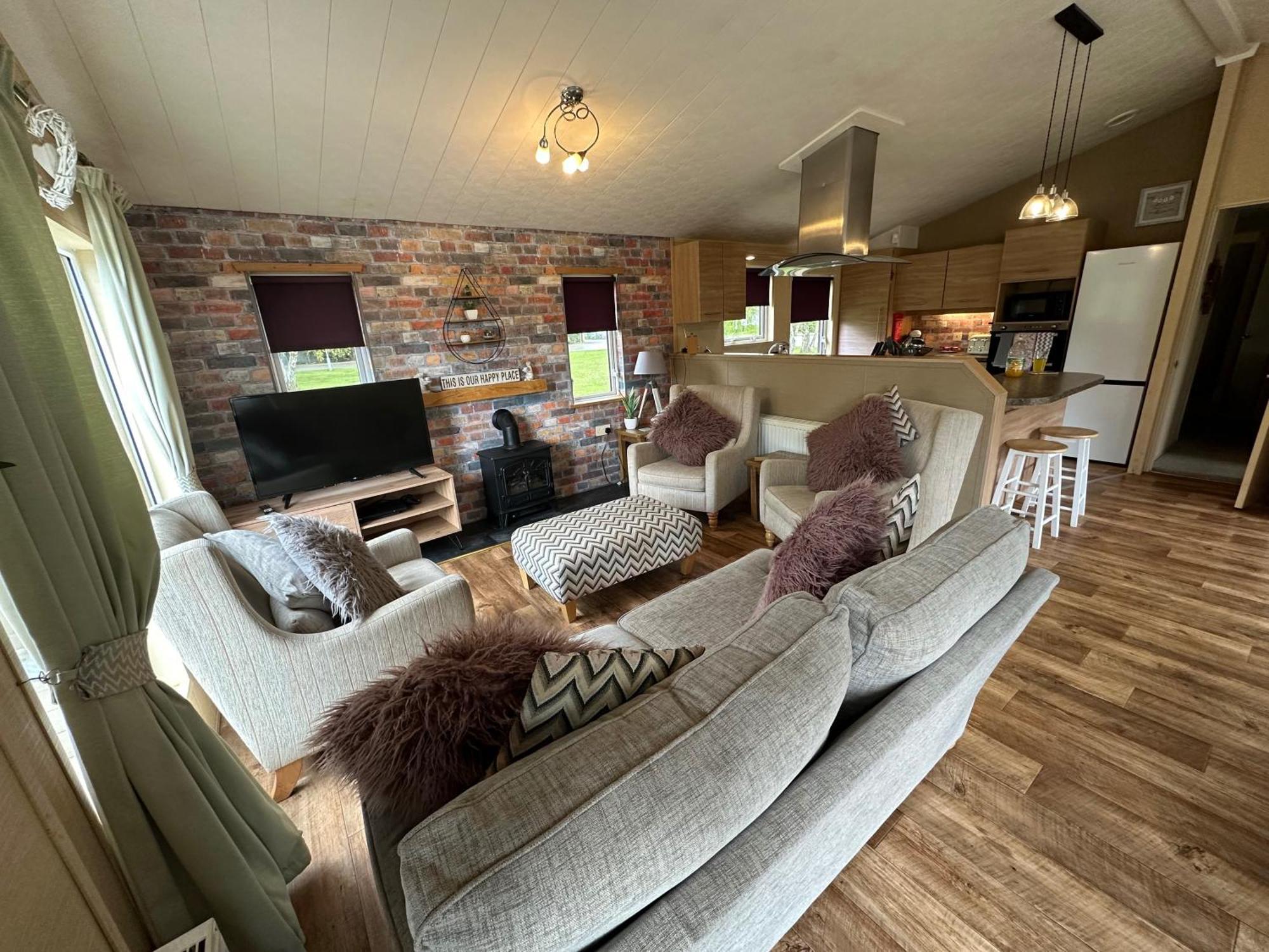 Luxury Lakeside Lodge L1 With Hot Tub Situated At Tattershall Lakes Country Park 외부 사진